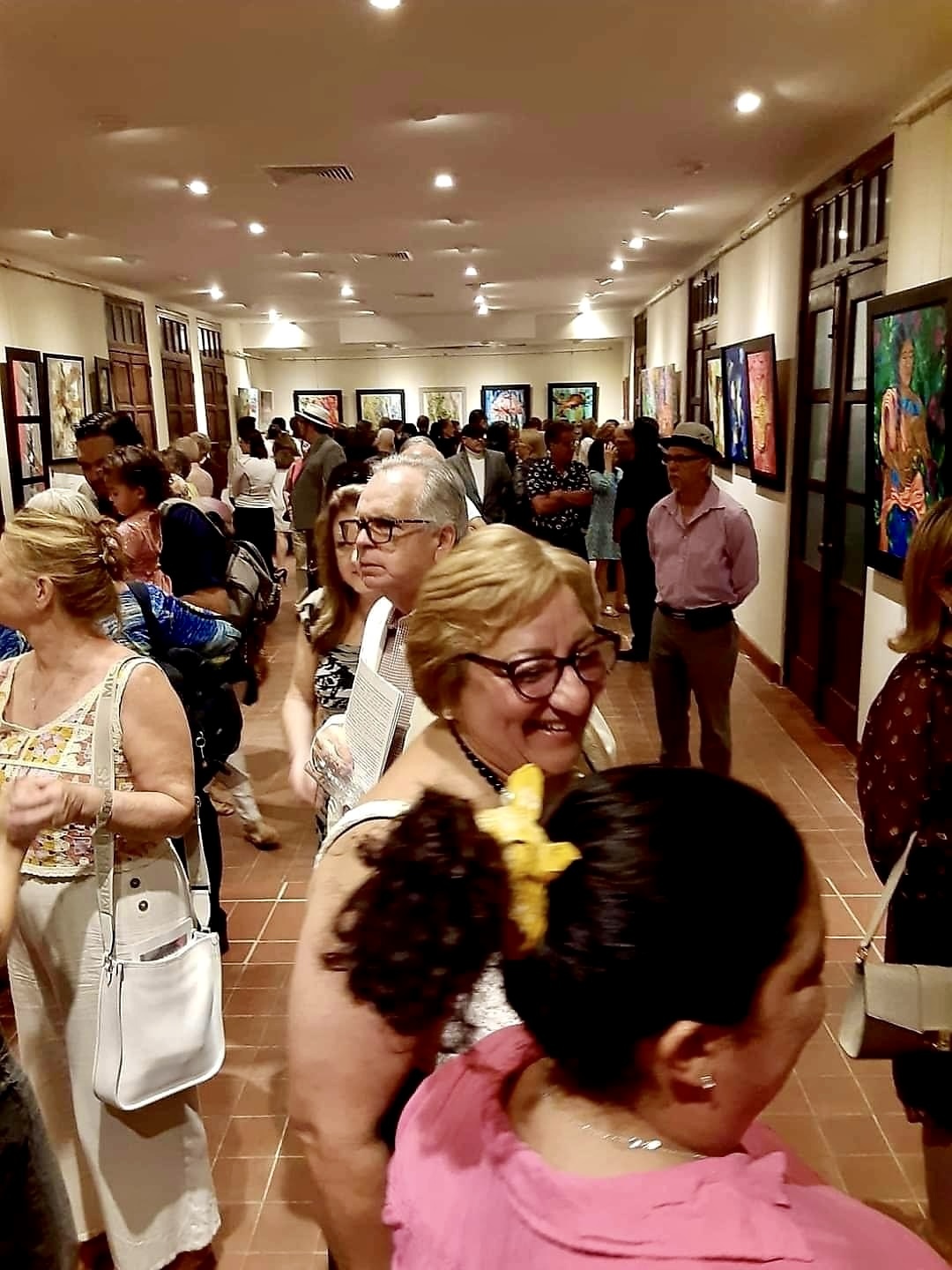 Imagen de una exposición previa organizada por la artista Lourdes Rivera en colaboración con otros pintores.