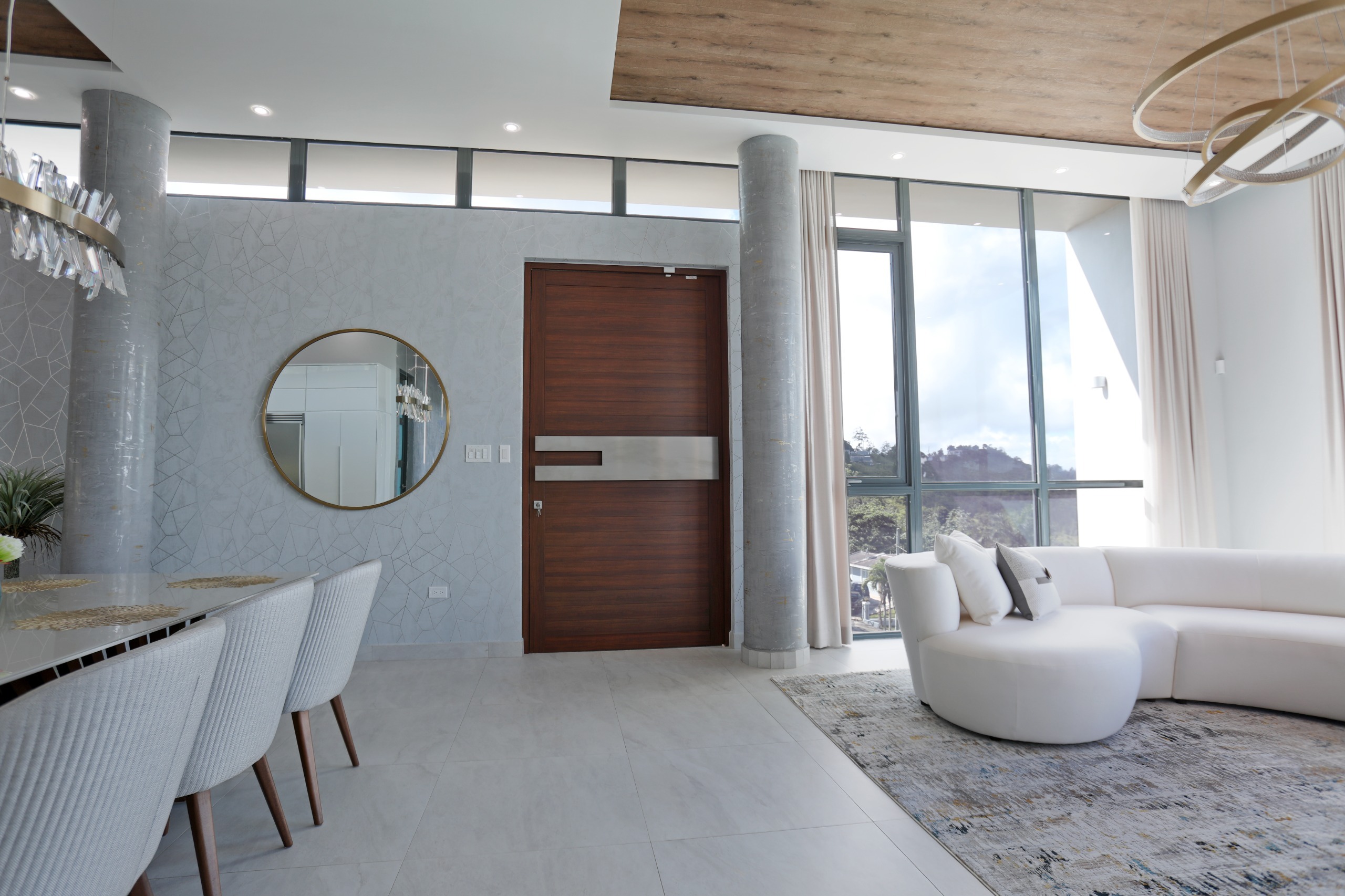 Más allá de su atractivo visual, estas puertas ofrecen eficiencia energética y durabilidad superior.