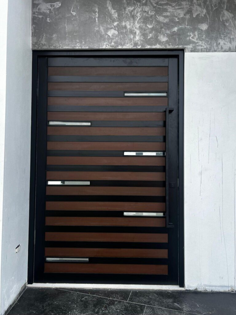 Las puertas pivote de Ortram combinan elegancia arquitectónica con un marco de aluminio de alta resistencia.
