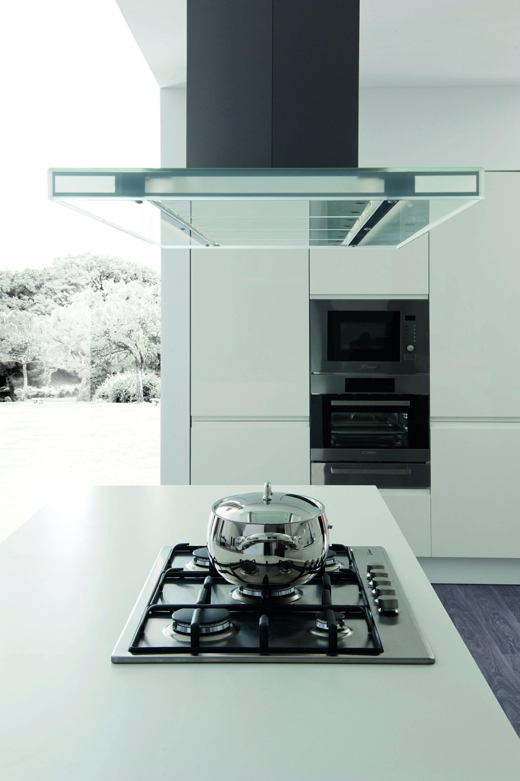 Aran Cucine fusiona diseño y eficiencia: extracción potente sin comprometer el estilo.