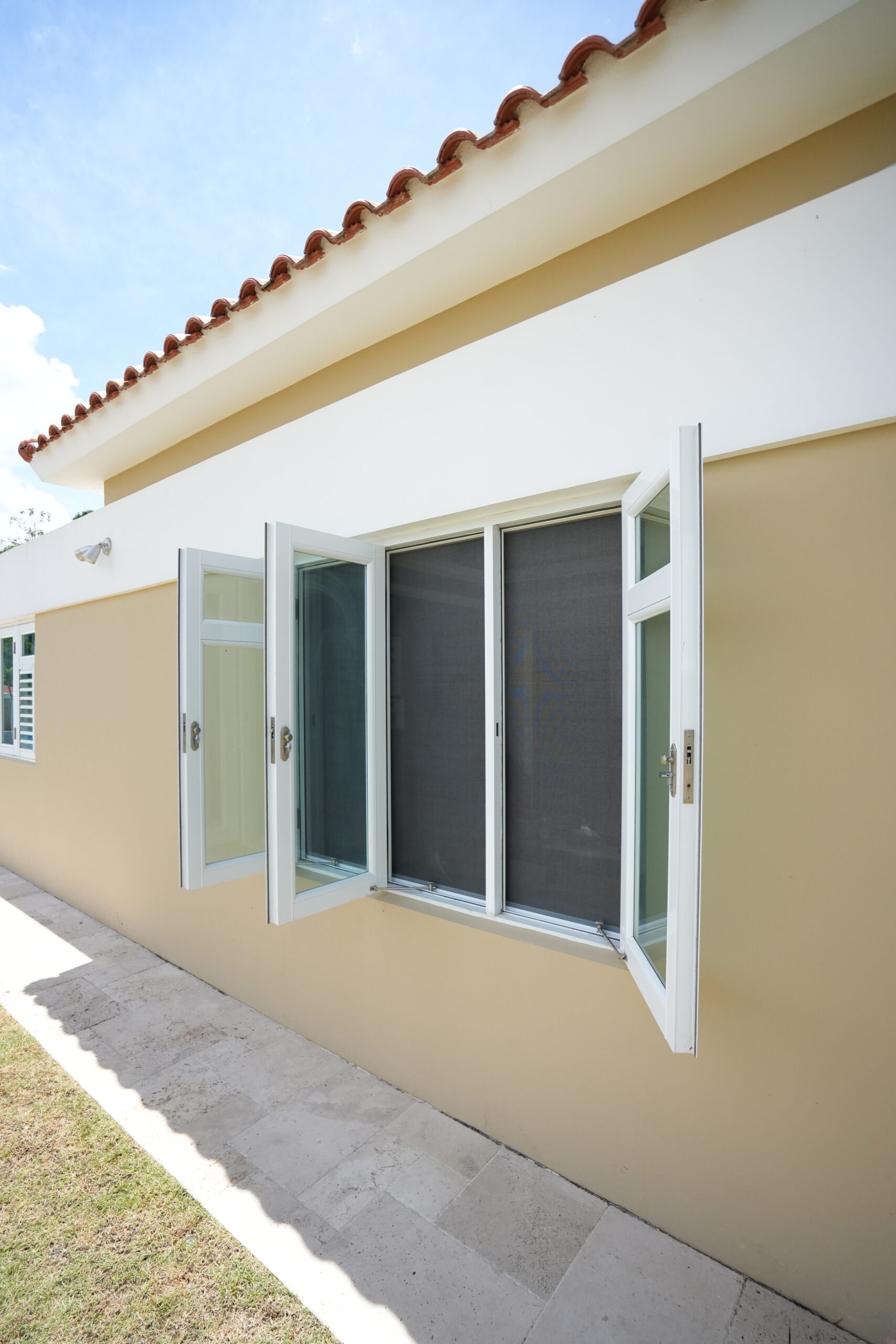Con más de 18 años de experiencia, Ortram Aluminum ofrece soluciones duraderas, funcionales y estéticamente modernas.