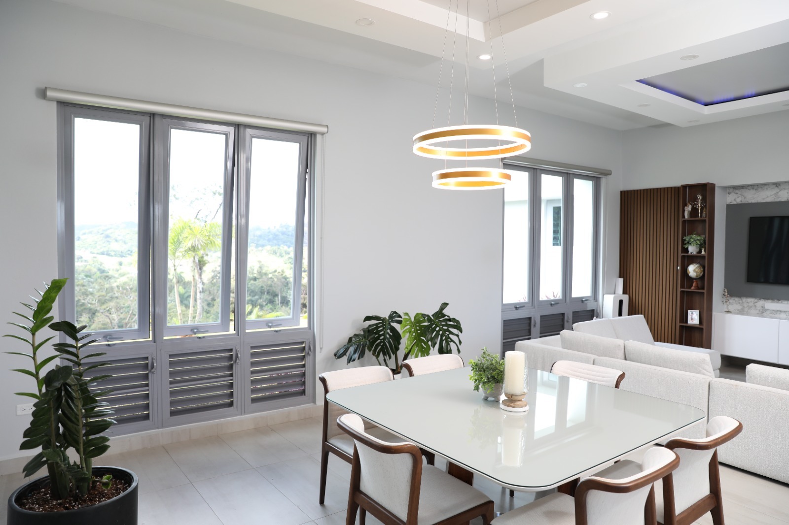 Las ventanas proyectantes destacan por su durabilidad y estética moderna.