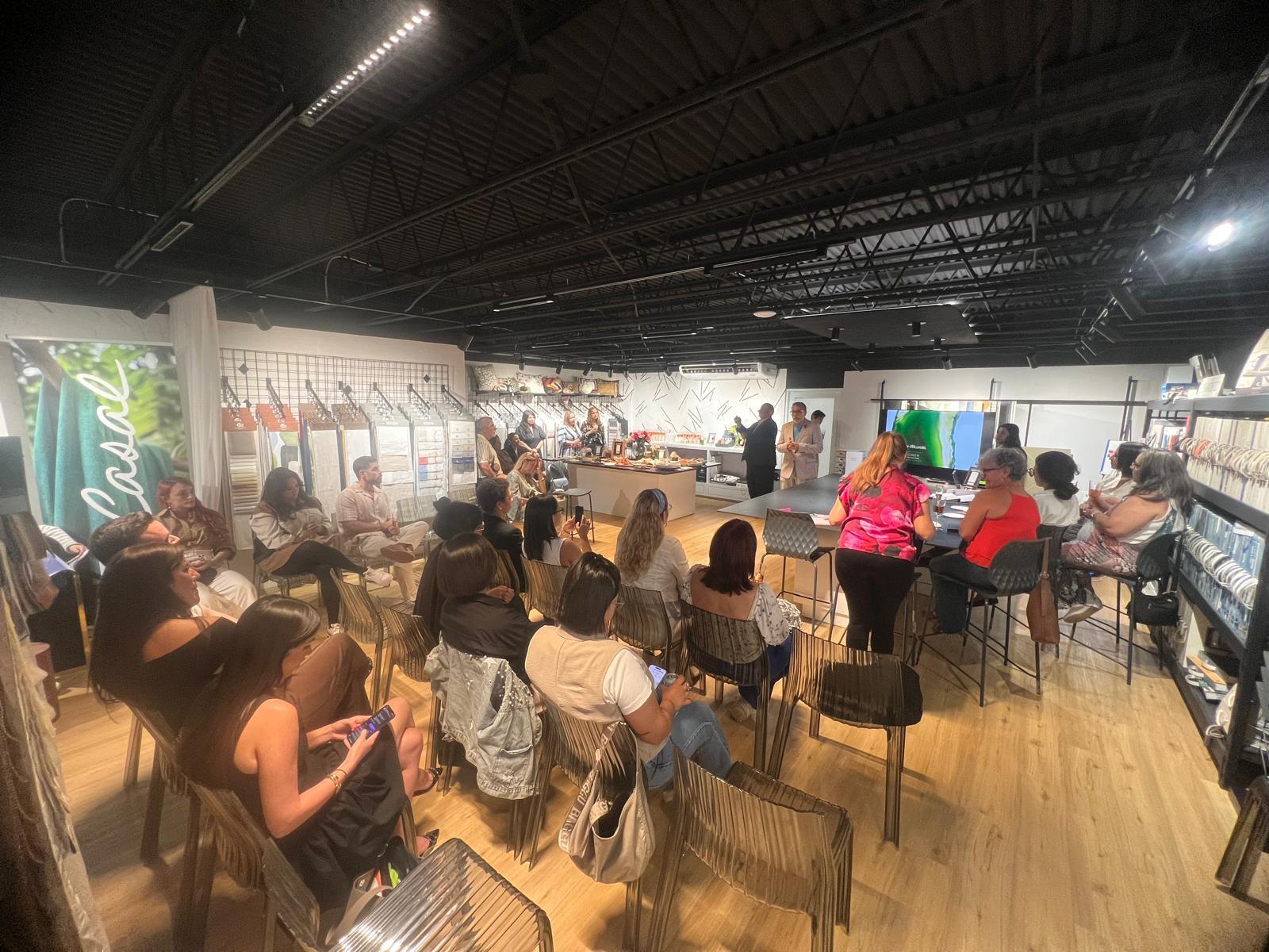 Rafael Ferrer de Sherwin-Williams explicó las nuevas técnicas de pintura durante la presentación en Decoratus.