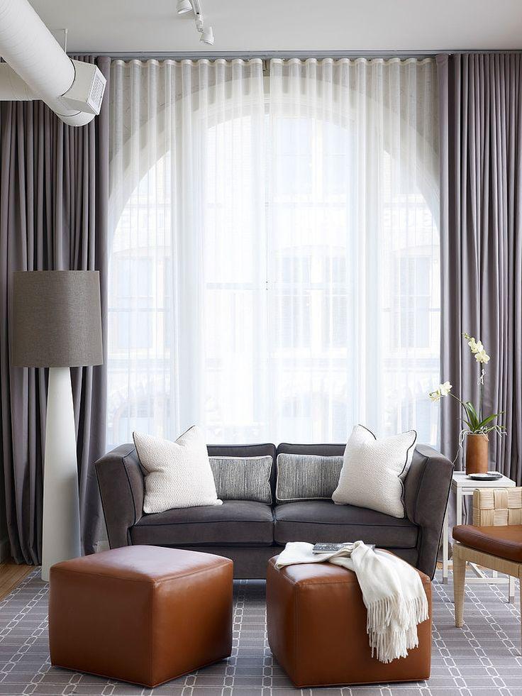 Cortinas Ripplefold en tela sheer permiten el paso de la luz natural sin sacrificar la vista exterior, ideales para áreas iluminadas.