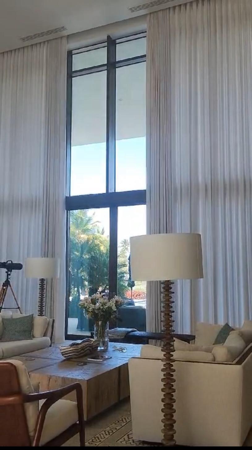 Una solución funcional y decorativa para ventanales de piso a techo, ideal para aprovechar la luz natural con estilo.