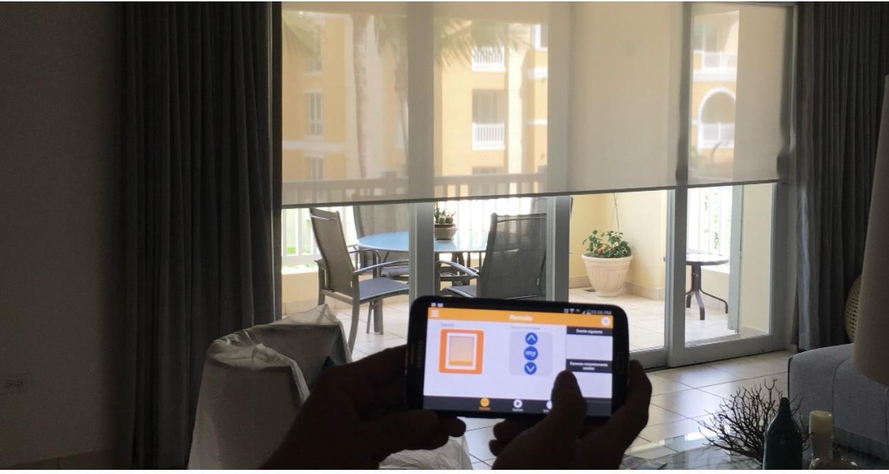 Con solo un toque en el celular, es posible programar horarios y controlar las cortinas desde cualquier lugar.