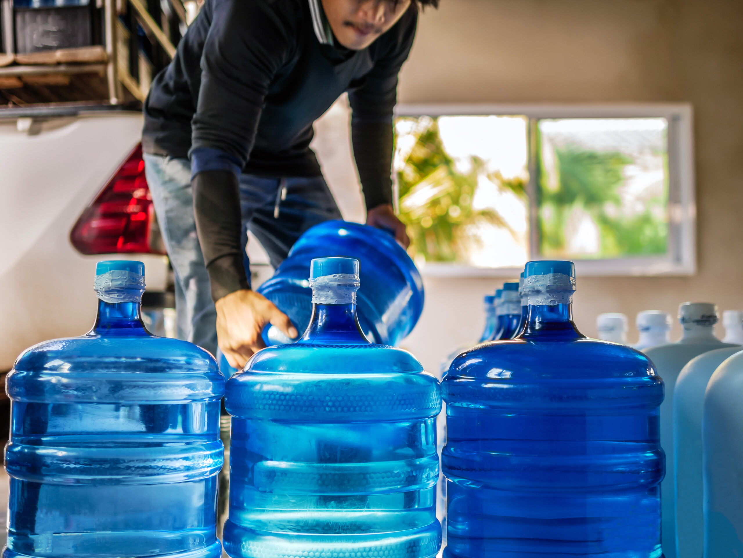 El almacenamiento de agua es crucial durante la temporada de huracanes.