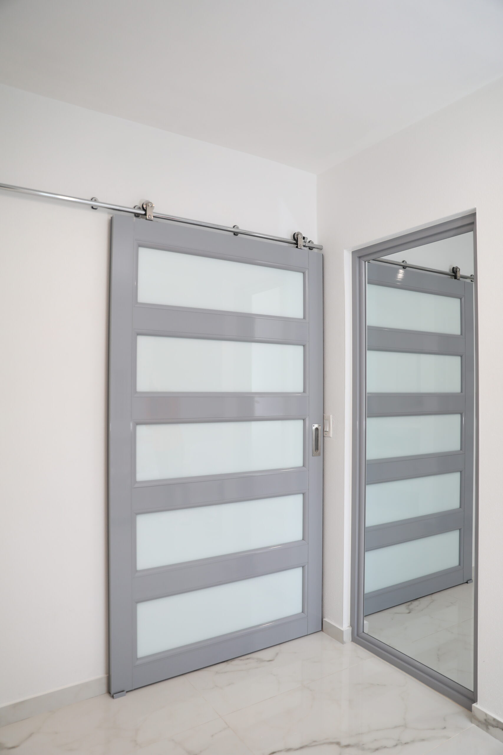 La puerta tipo Barn de Ortram combina elegancia moderna y funcionalidad en un diseño que transforma cualquier espacio interior.