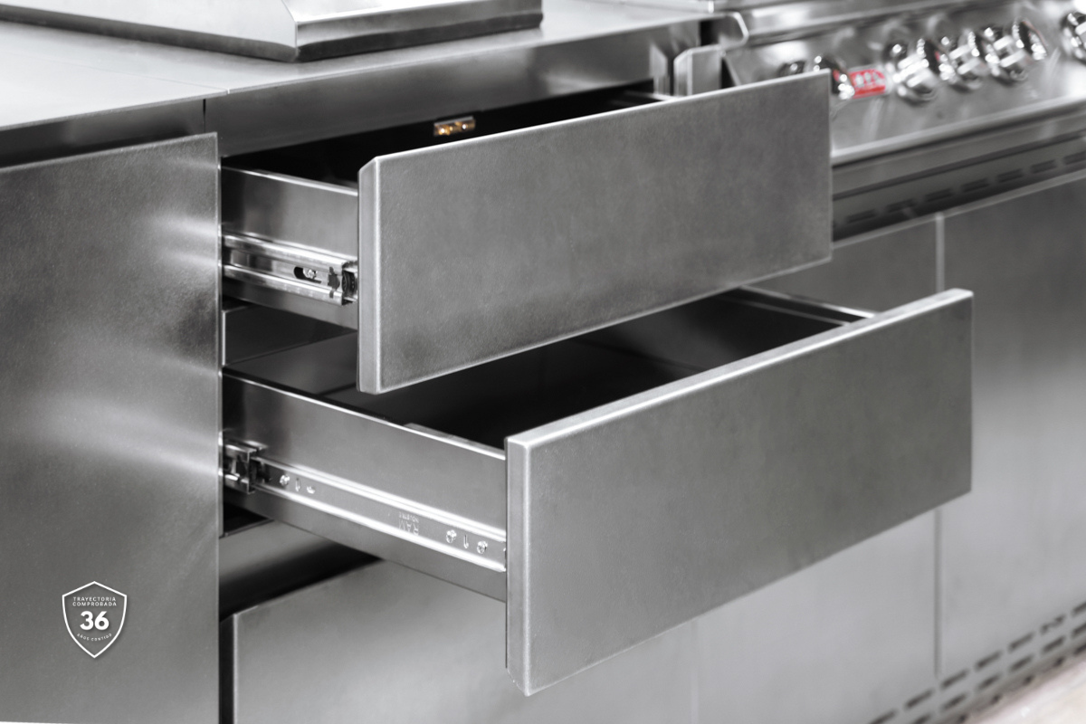 Cajones ergonómicos y acabados mate para una experiencia culinaria de alto nivel.