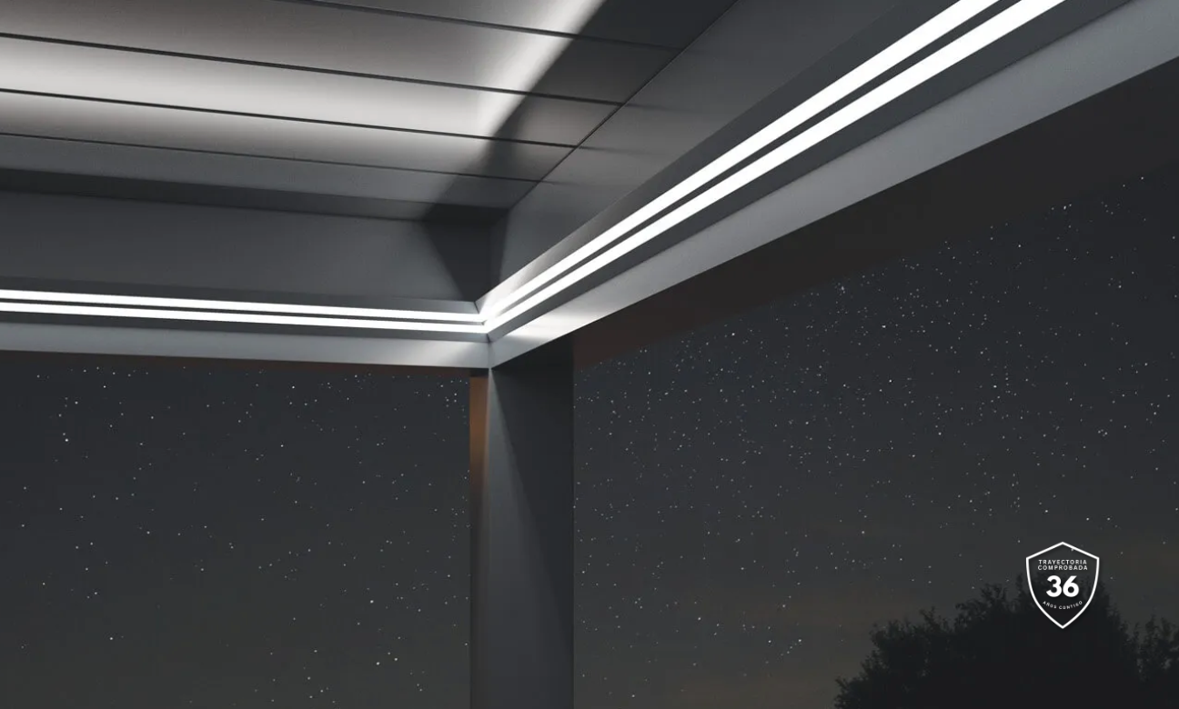 Iluminación LED integrada en pérgola Pirnar, perfecta para crear ambientes cálidos y elegantes.