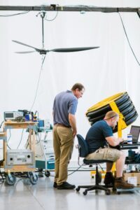 Los modelos industriales de Big Ass Fans pueden tener garantías de hasta siete años en componentes mecánicos y eléctricos.