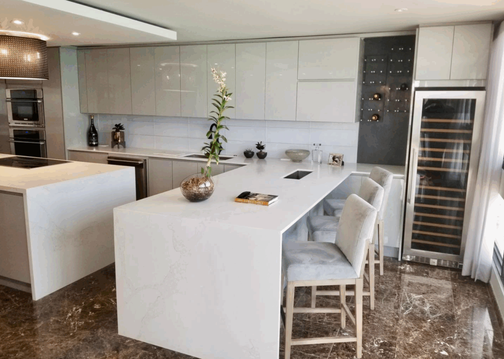 Una distribución abierta permite que la cocina se integre con otras áreas del hogar, facilitando la convivencia y el entretenimiento.