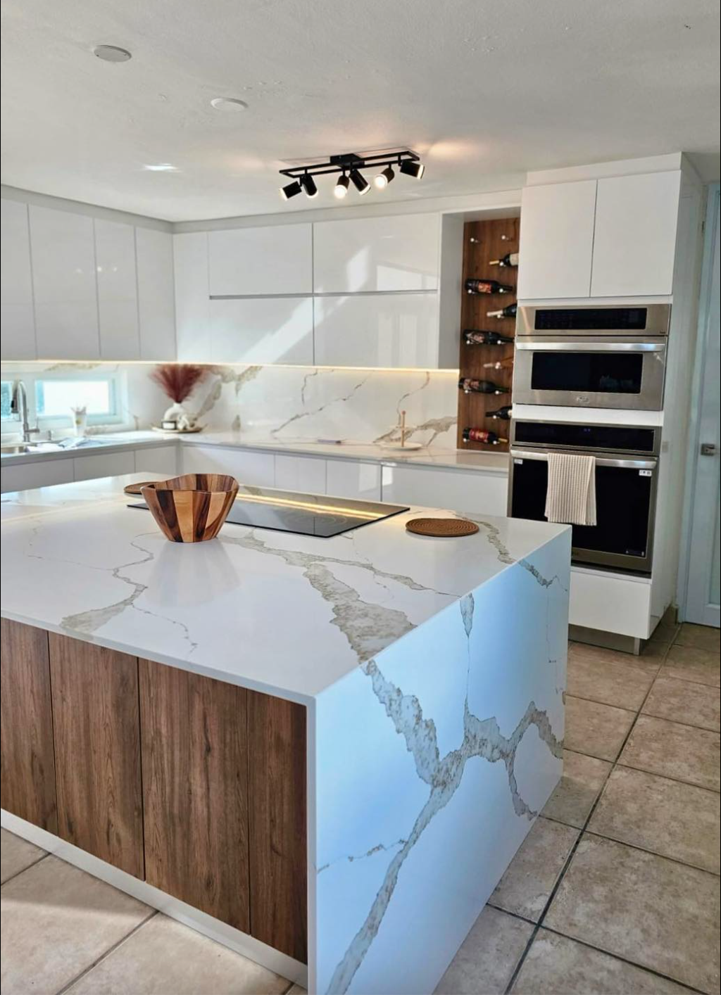 Elegir materiales duraderos como cuarzo o porcelanato garantiza una cocina bella y fácil de mantener.