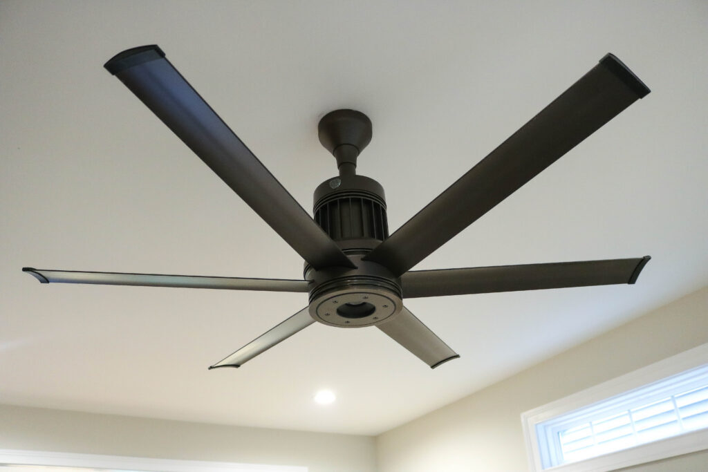 Elegancia en movimiento: el modelo i6 de Big Ass Fans complementa cualquier estilo interior con diseño sofisticado y rendimiento superior.