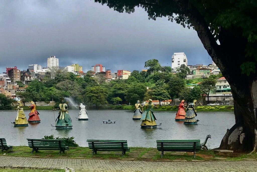 Esculturas de los Orixás emergen del Dique do Tororó, en Brasil como guardianas del agua y la memoria afrobrasileña.