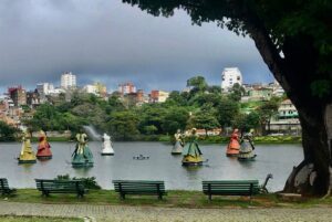 Esculturas de los Orixás emergen del Dique do Tororó, en Brasil como guardianas del agua y la memoria afrobrasileña.