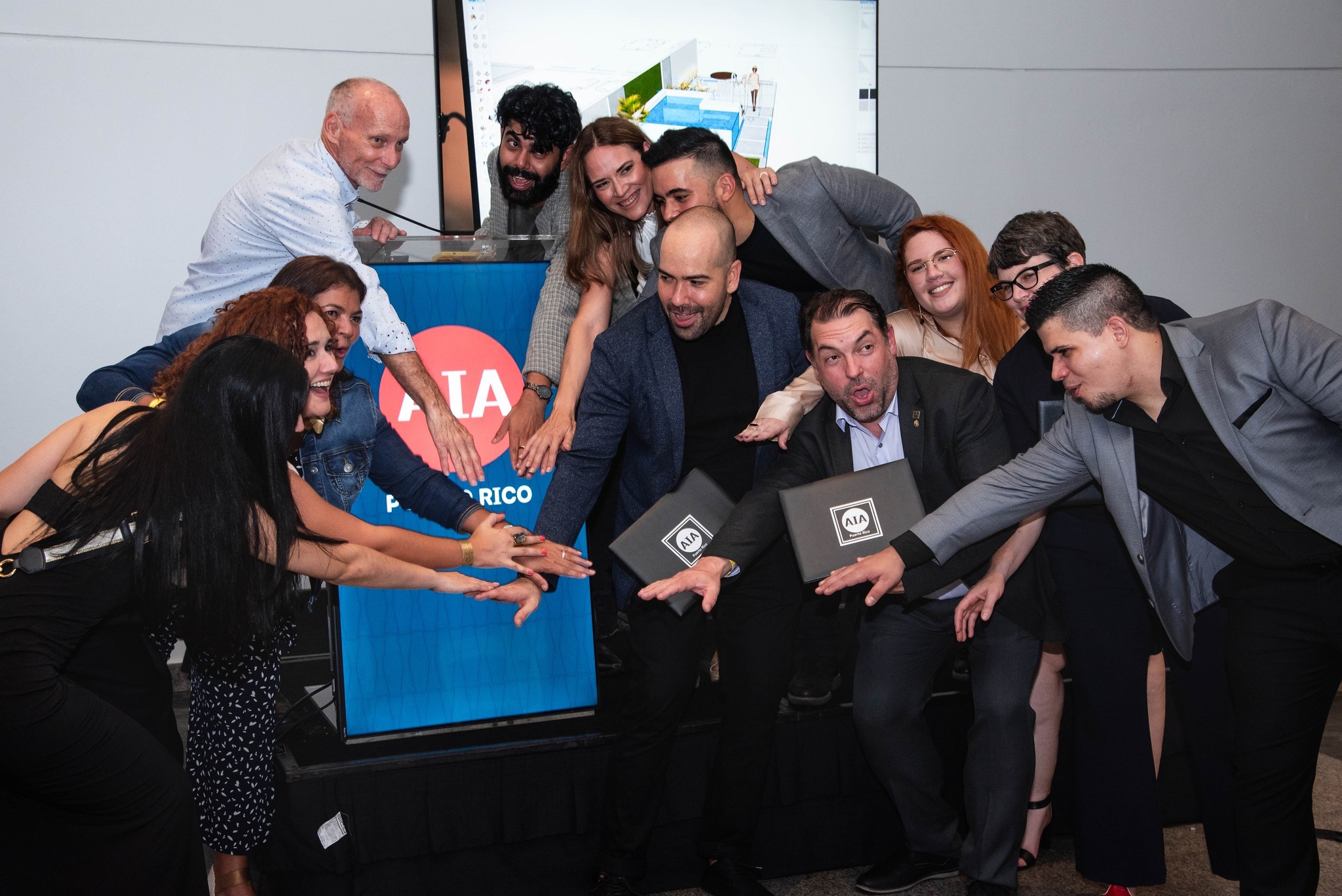 Galardonados reciben su reconocimiento durante la edición 2023 de la gala de premiación del AIA Puerto Rico.