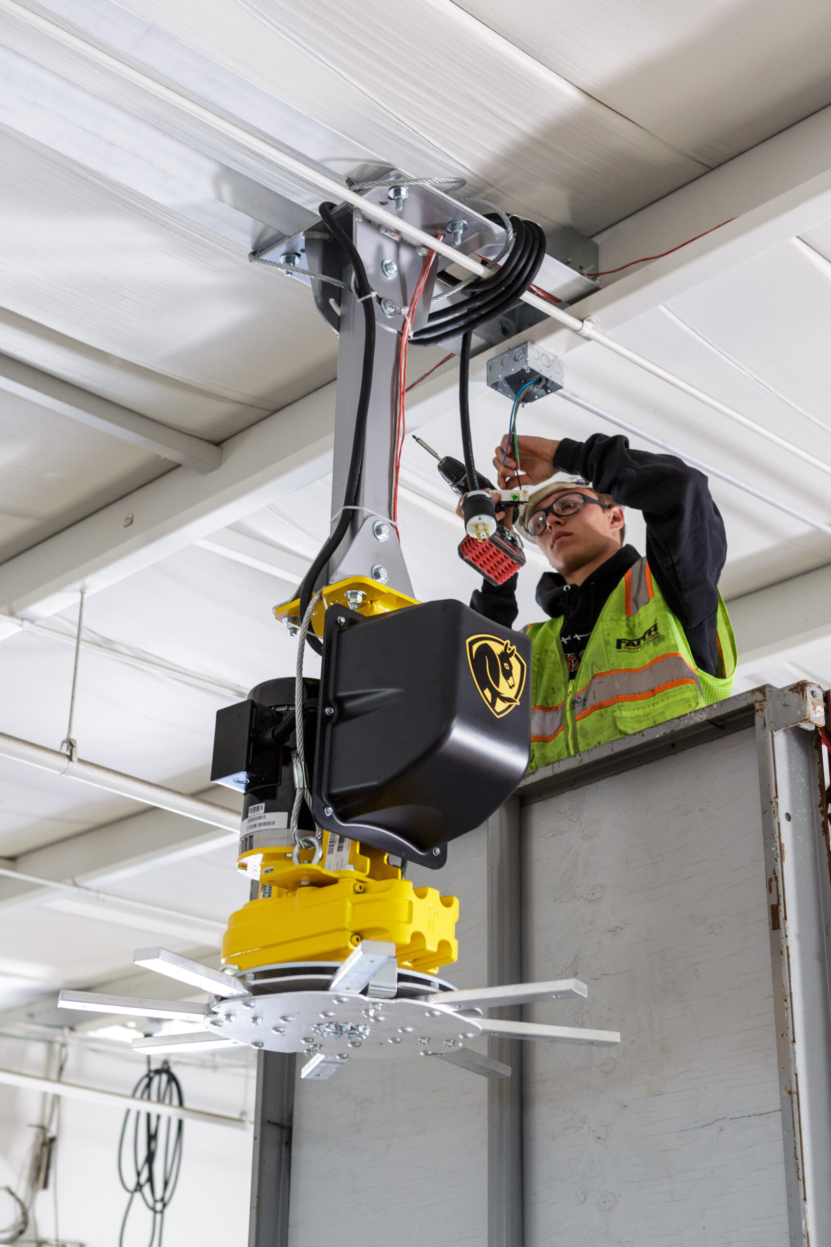 Una instalación adecuada, tomando en cuenta la altura del techo, asegura el funcionamiento óptimo y la eficiencia energética del abanico.