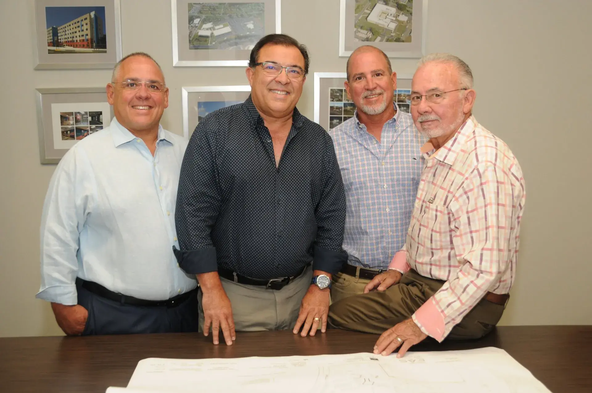 Suárez Miranda (izquierda) junto a su grupo de trabajo en RB Construction Group, Inc.