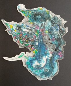 Las piezas de la exposición combinan medios mixtos sobre papel y abordan temas como la herida, la memoria y la reparación.