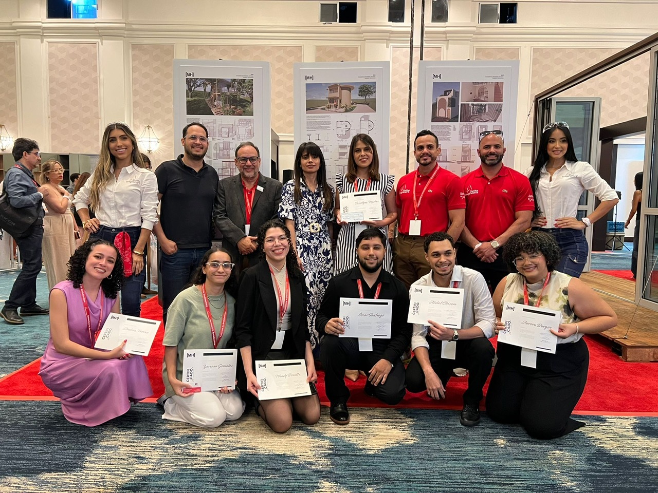 Finalistas de la PUCPR junto a Carolyna Martes González, primer lugar, con el jurado, organizadores y el equipo de Delta Engineers.