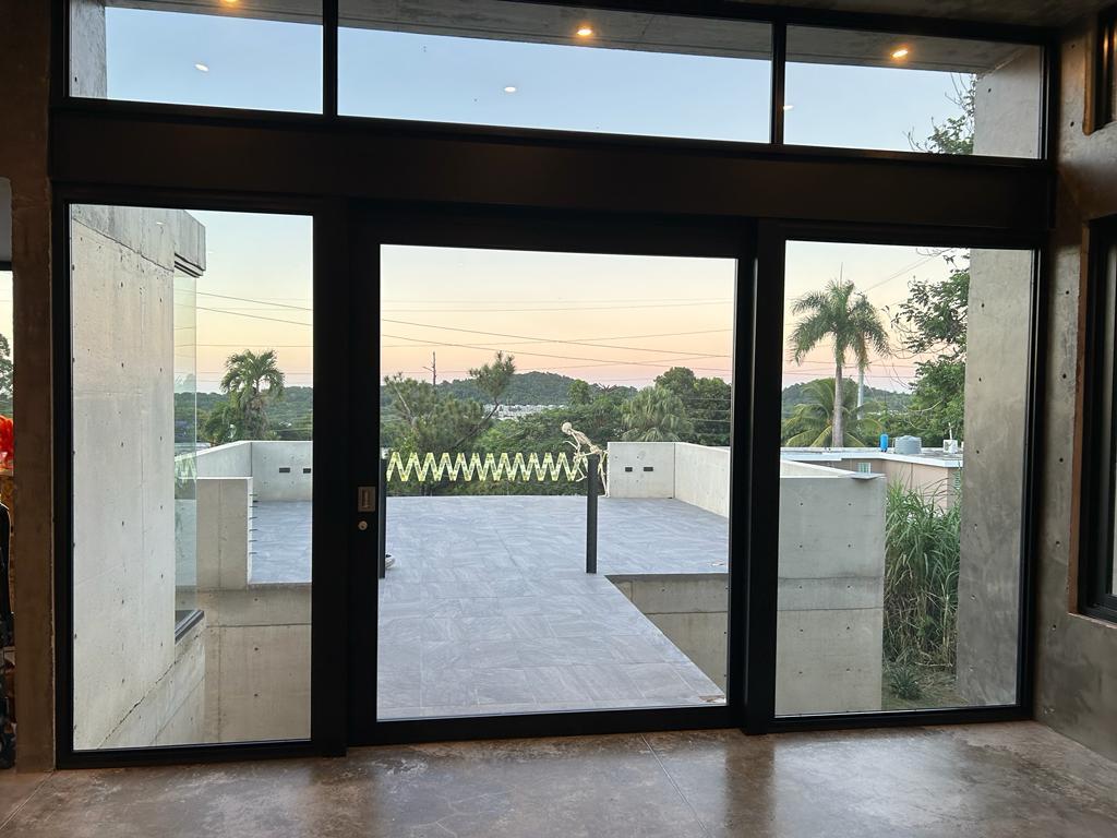 Continental Glass ofrece soluciones duraderas y personalizadas para proteger puertas y ventanas.