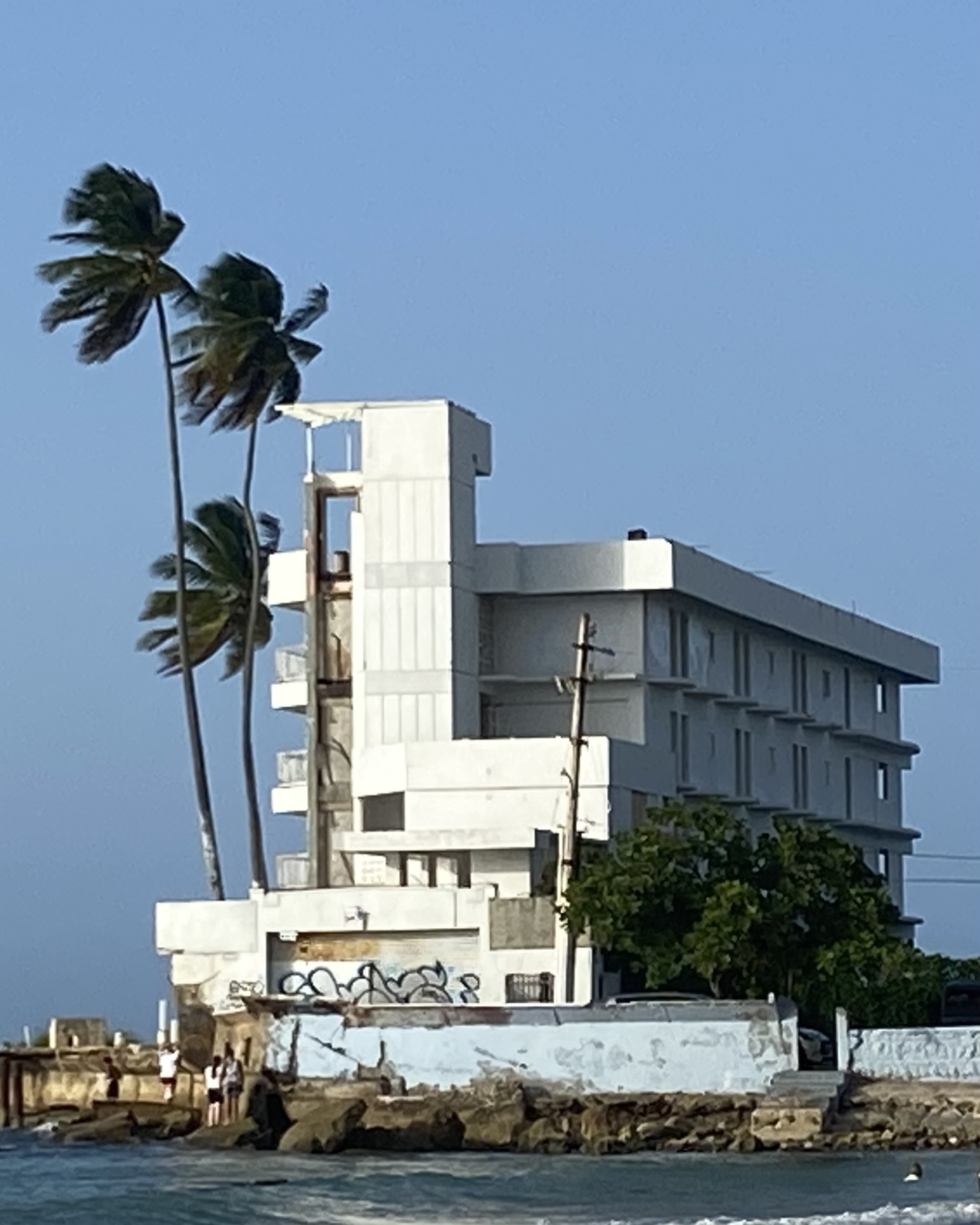 Vista de una construcción cercana al litoral, tema central del episodio. Foto cortesía de Sarabel Santos Negrón.