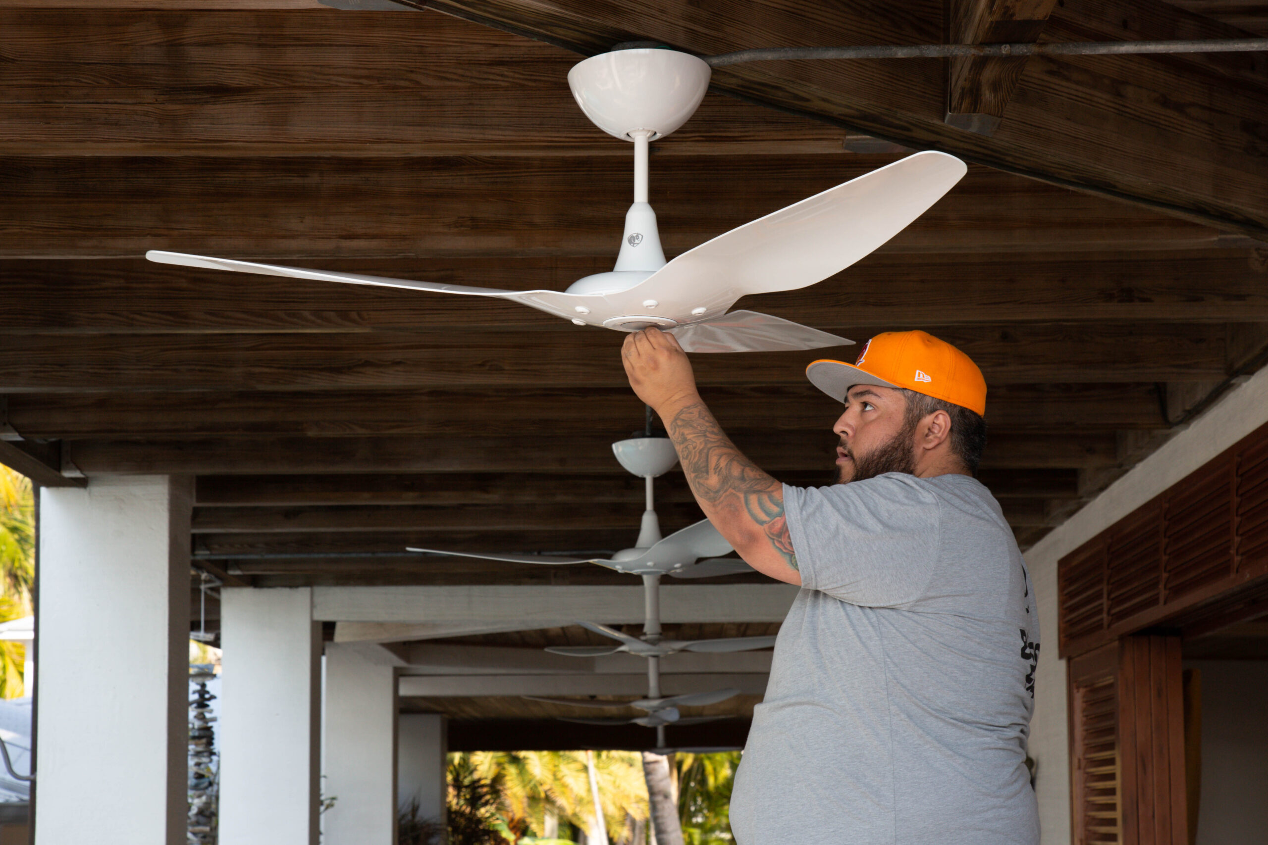 Personal certificado de Technical Industrial Sales realiza instalaciones seguras y conforme a los códigos eléctricos vigentes.