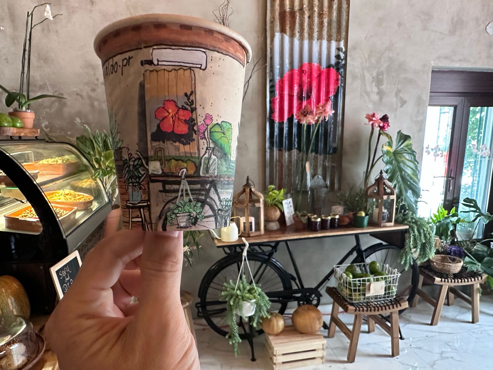 Detalle de uno de los vasos intervenidos por Romualdo Martínez, con trazos que reflejan la esencia del lugar.