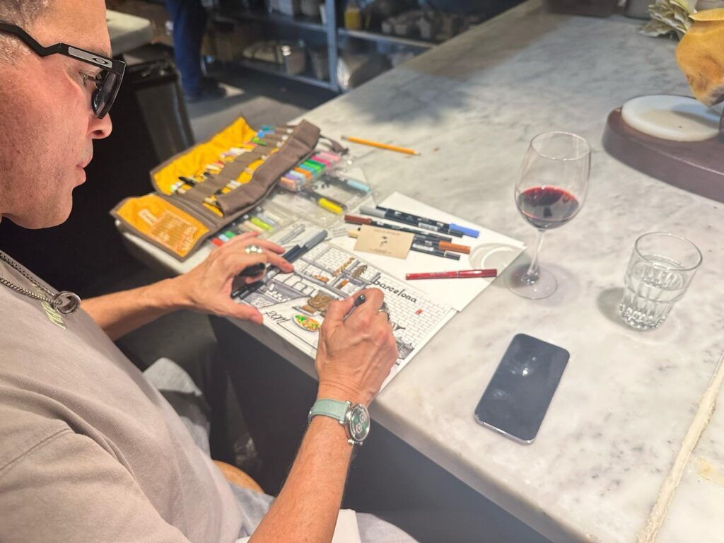 El arquitecto y artista Romualdo Martínez en plena creación, dibujando en un negocio en la isla.