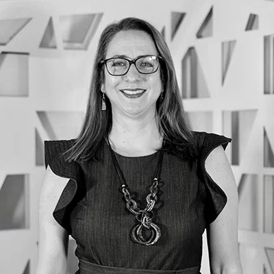 La arquitecta y abogada Margarita Frontera Muñoz advirtió sobre los posibles riesgos legales y éticos que implica el otorgamiento de licencias automáticas sin revisión de credenciales.