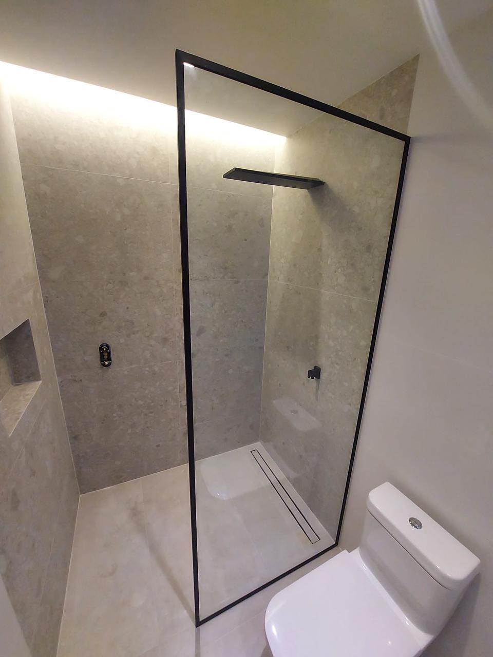 Puertas de baño en cristal templado personalizadas